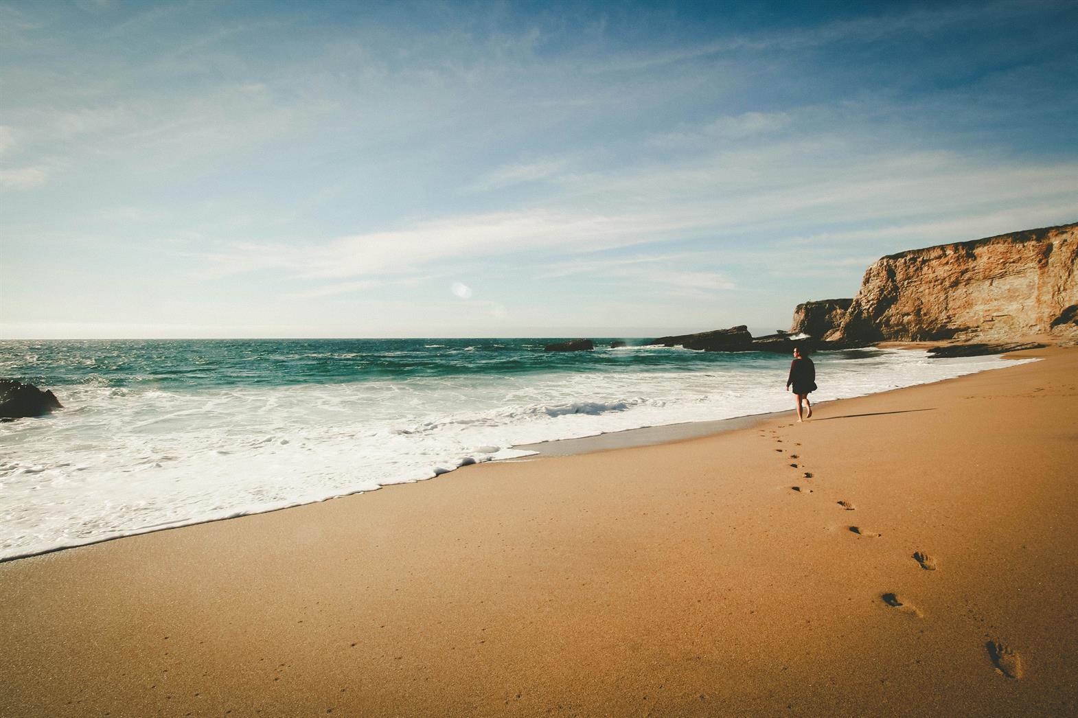 une personne marchant sur la plage