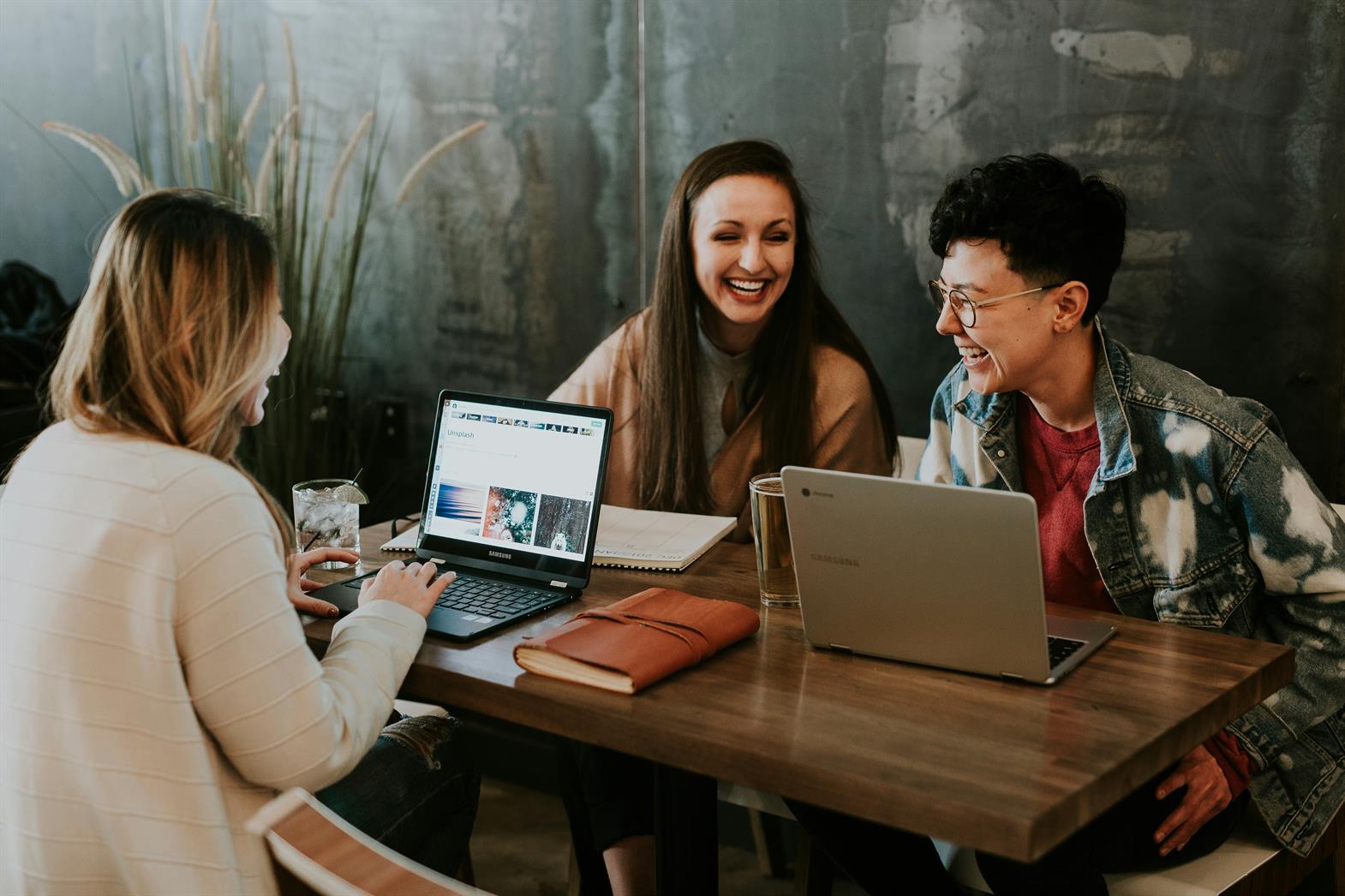 Trois amis travaillant ensemble à une table