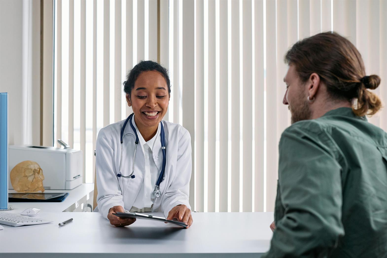 Un médecin parle à un patient