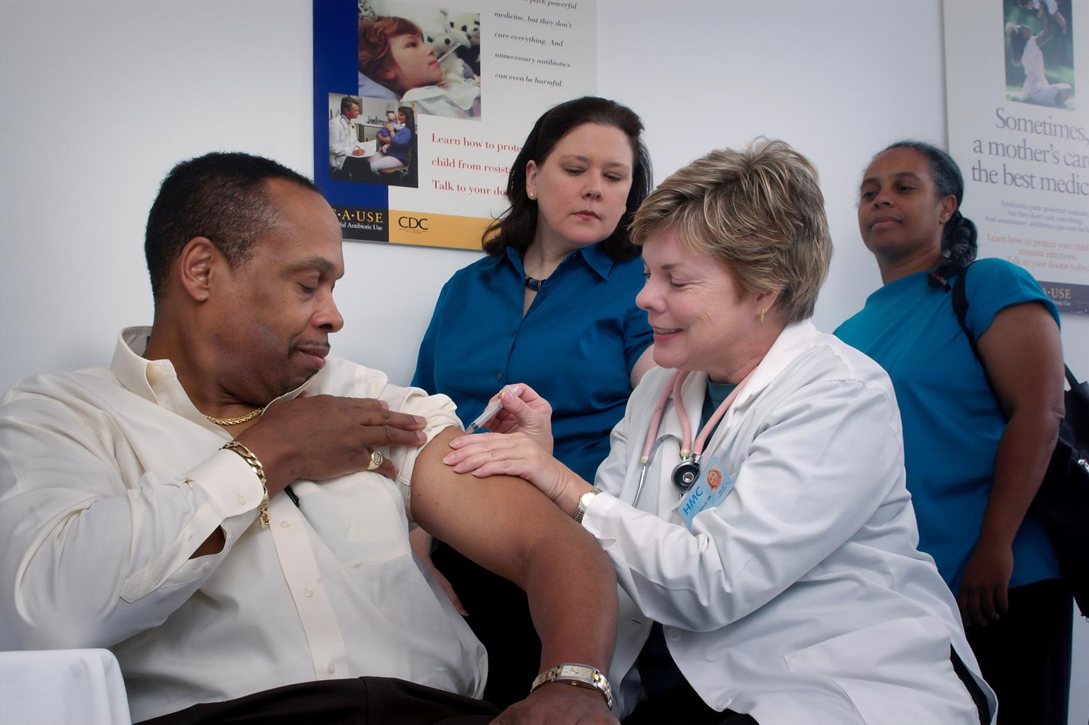 une infirmière administre un vaccin à un patient