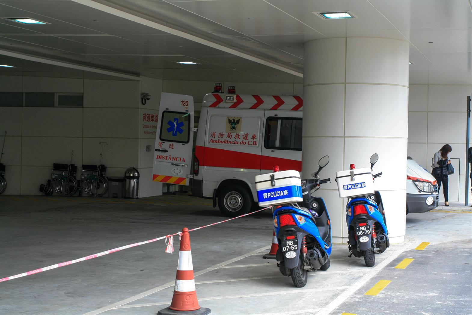 Une ambulance dans un hôpital. Il y a une ambulance devant les portes.