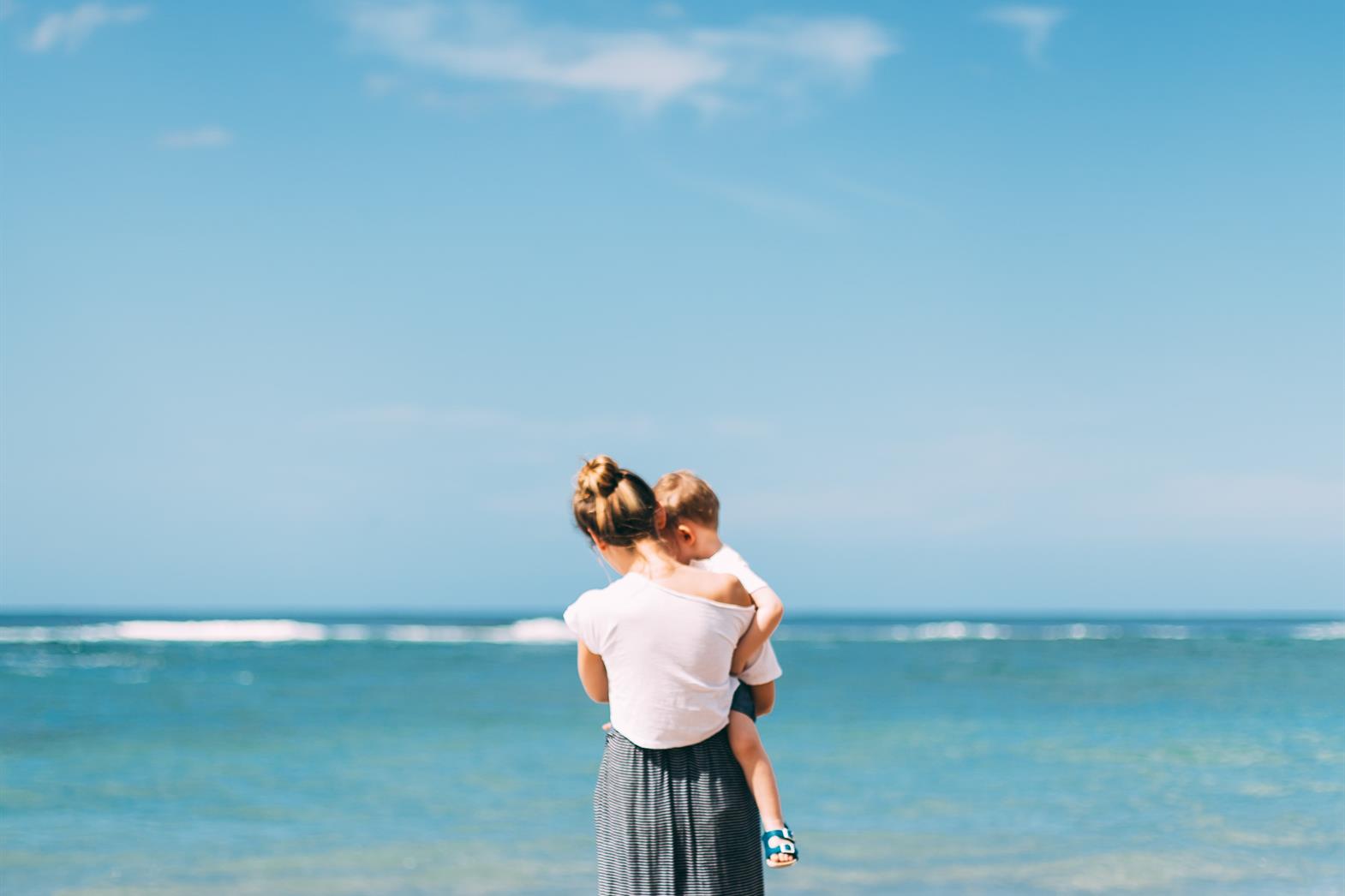 Femme et enfant au bord de la plage