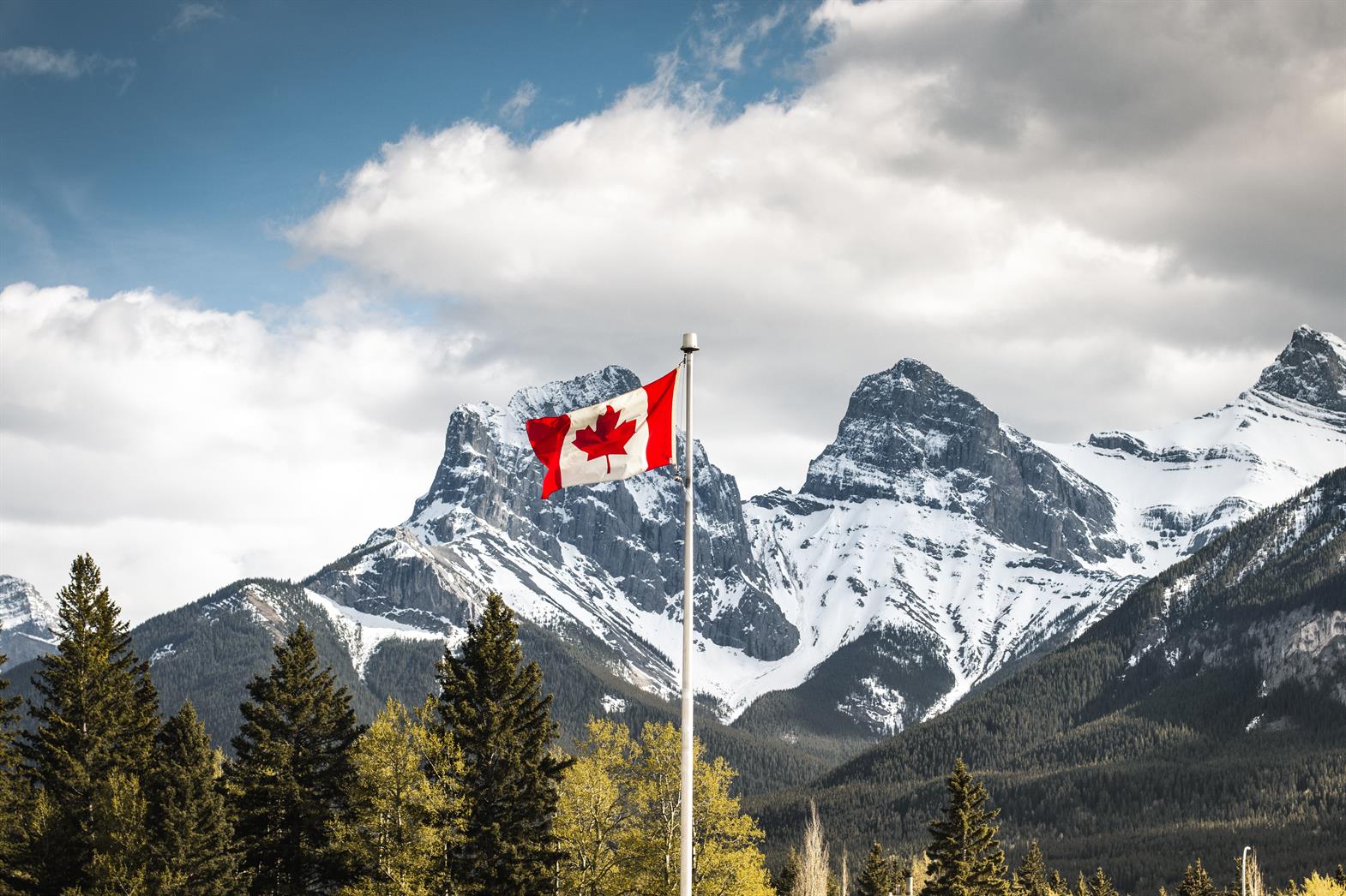 Drapeau canadien devant les montagnes