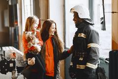 Appels d'urgence : conseils d'un parent et d'un pompier aux familles