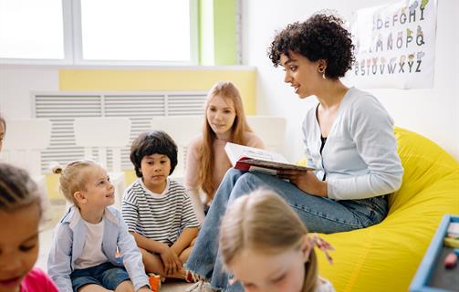 Formation de sensibilisation à l'autisme pour les éducatrices et éducateurs de la petite enfance : Programme de soutien aux enfants d'un jour